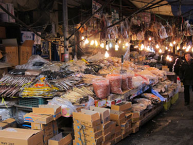man at work - seoul's market